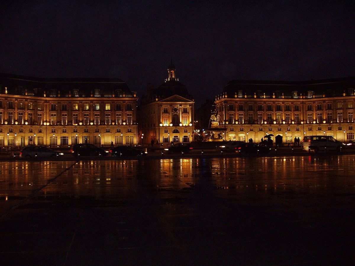 La place de la Bourse à Bordeaux, de nuit