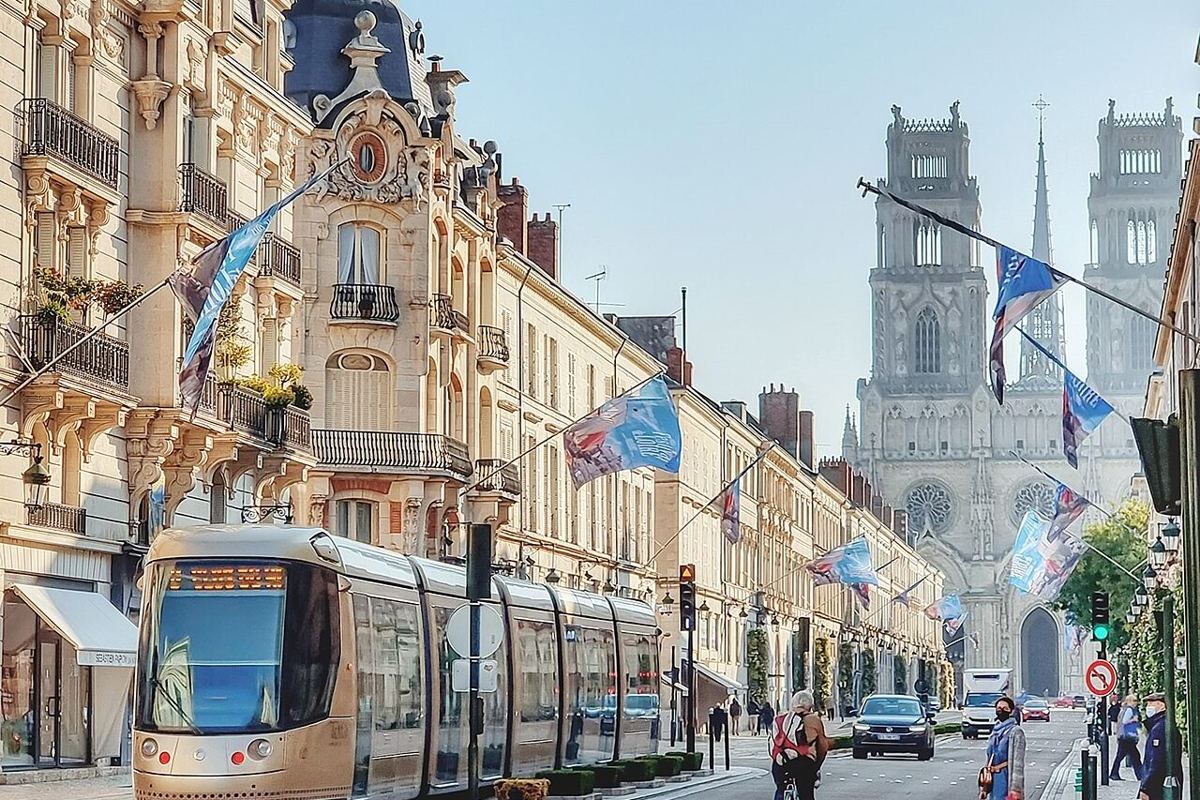 La rue Jeanne-d'Arc et la cathédrale Sainte-Croix à Orléans