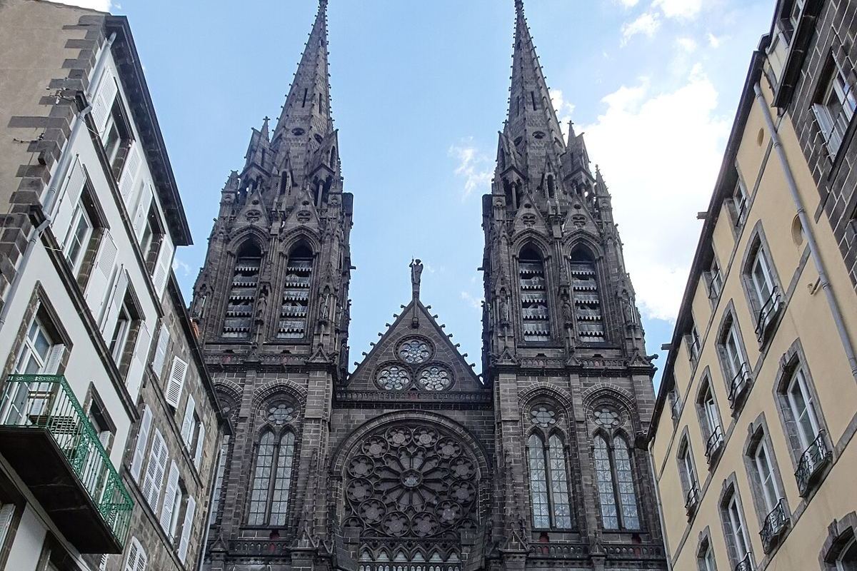 La cathédrale de Clermont-Ferrand vue de la rue des Gras
