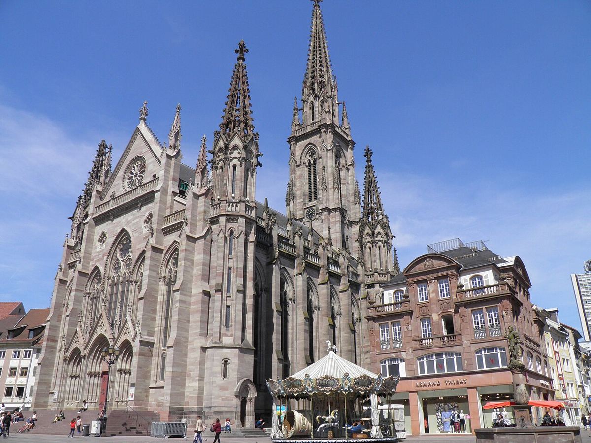 La place de la Réunion et le temple Saint-Étienne à Mulhouse
