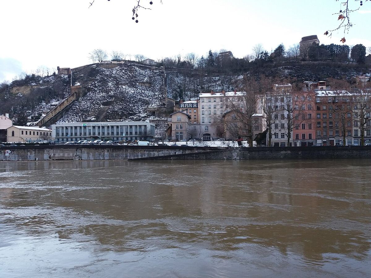 La colline de Fourvière vue des quais de Saône à Lyon