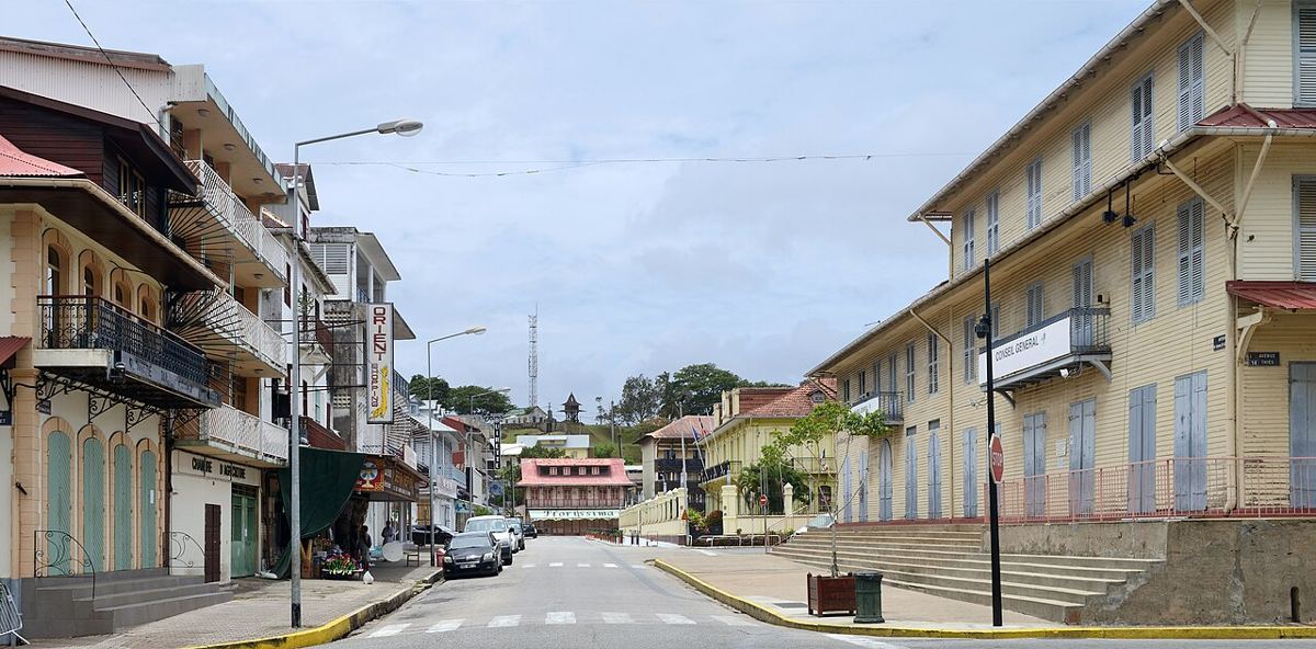 L'avenue du Général-de-Gaulle à Cayenne